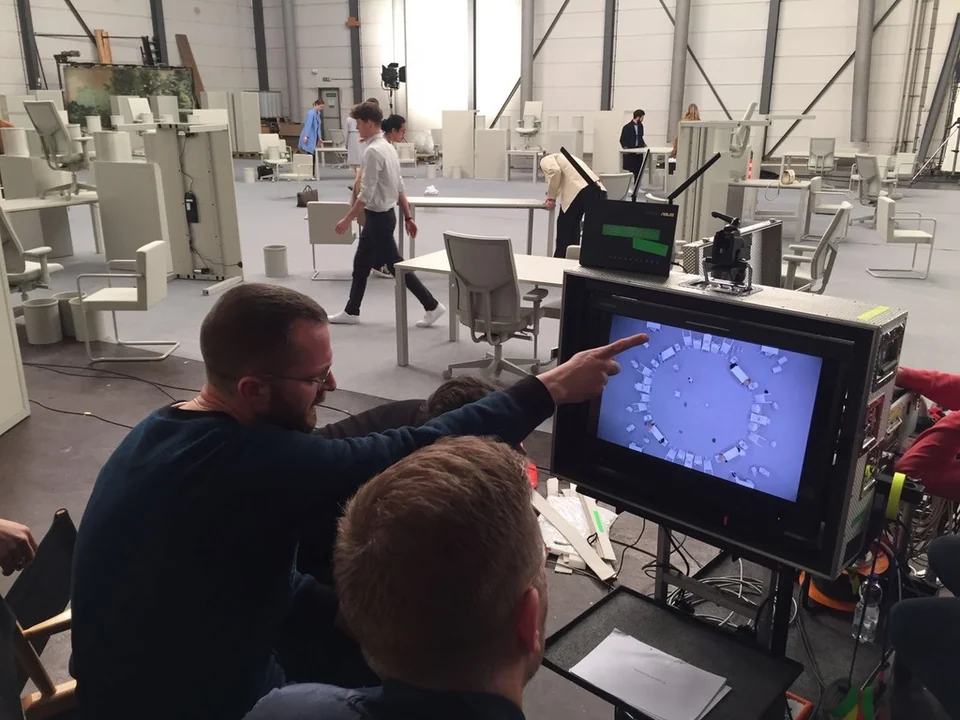 Lernert & Sander achter de monitor.