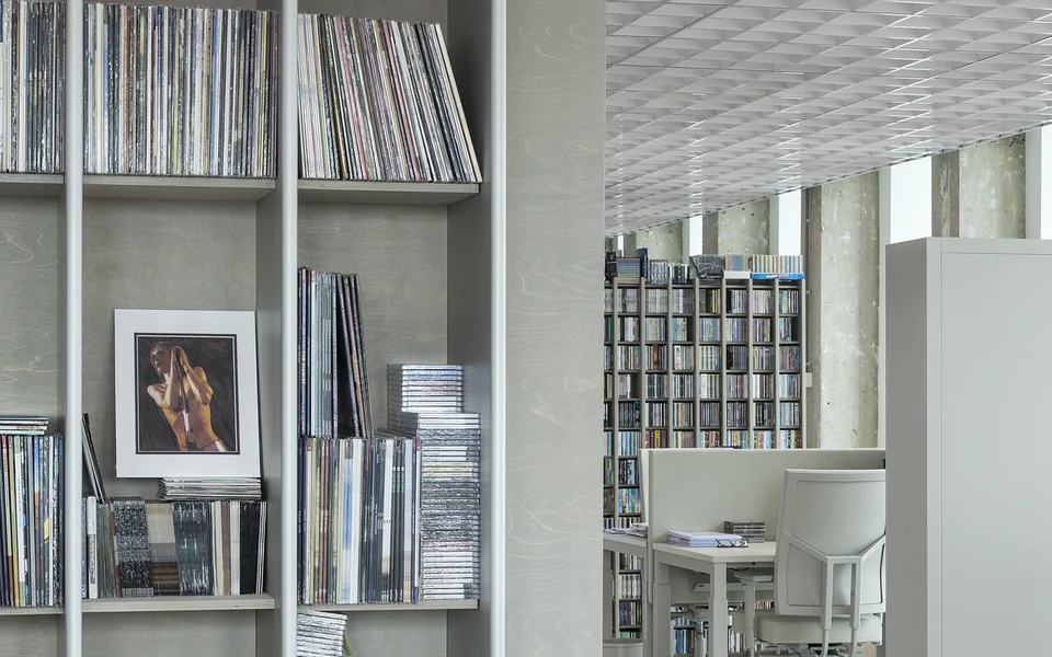 Sony Music Amsterdam: een grijze platenkast en, door de opening, een grijs Boring bureau en stoel
