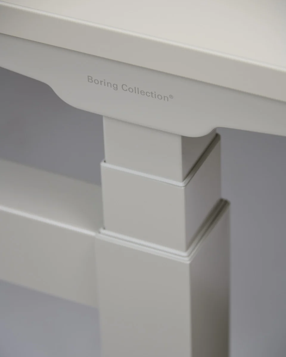 Het Boring logo op de kolom van het Future Desk