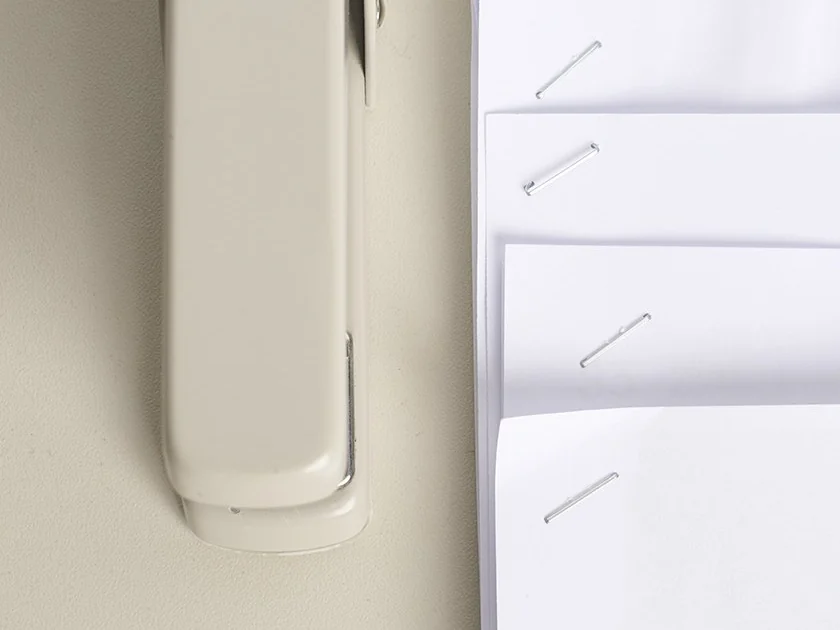 De Boring Stapler met zes geniete contracten